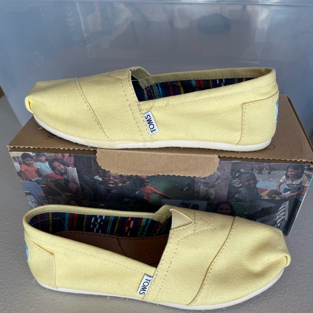 TOMS Classics shoe. Yellow. Size 8